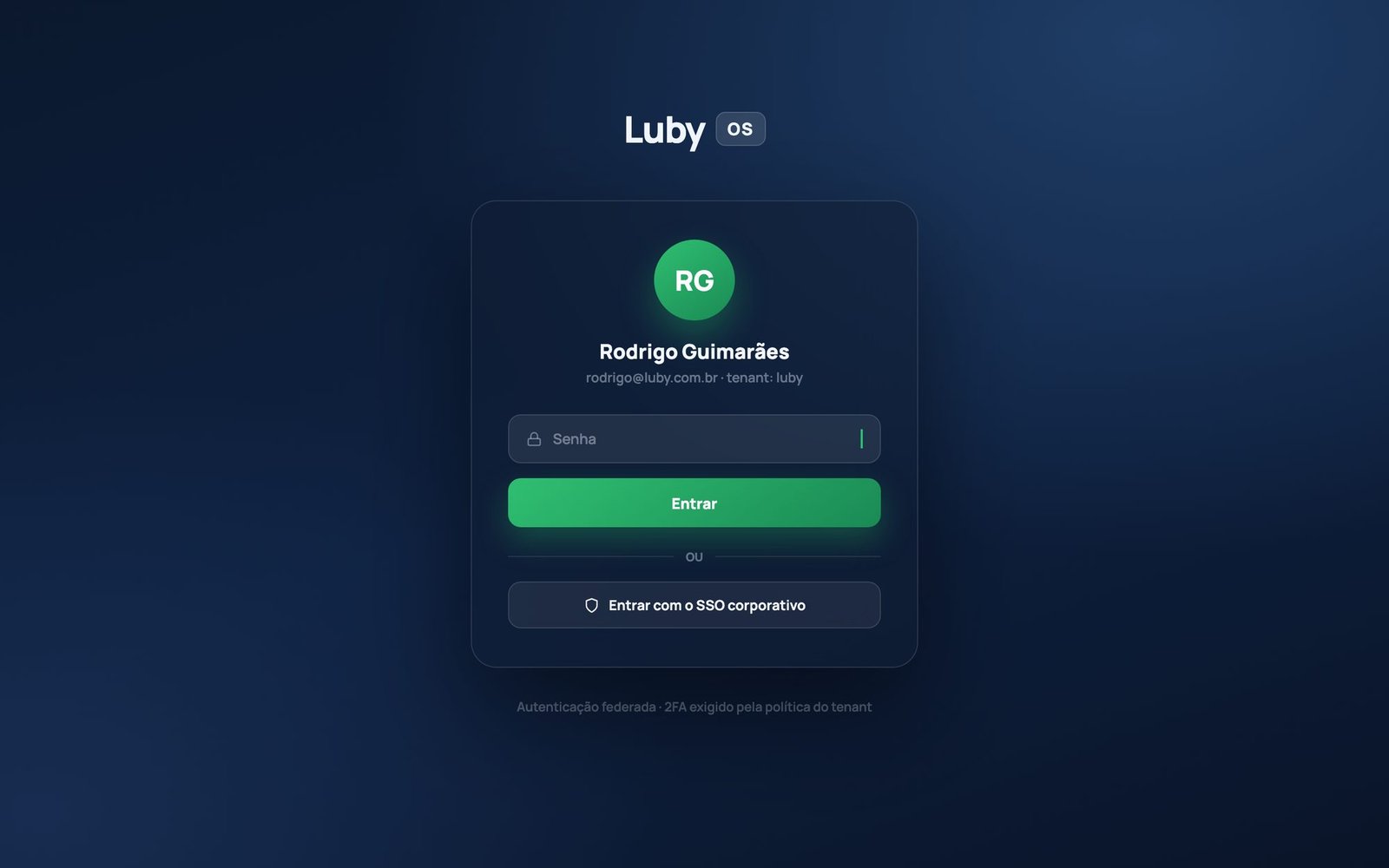 A tela de entrada do LubyOS, com a opção de entrar pelo SSO corporativo e a indicação de que o segundo fator é exigido pela política do cliente.